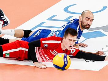 Der doppelte Rettungsversuch von Tobias Werner (in Rot) und Carlos "Kadu" Antony hat gegen Frankfurt nichts genutzt: Zur Premiere in der Brose Arena unterlagen die Heitec Volleys mit 1:3.Daniel L&ouml;b