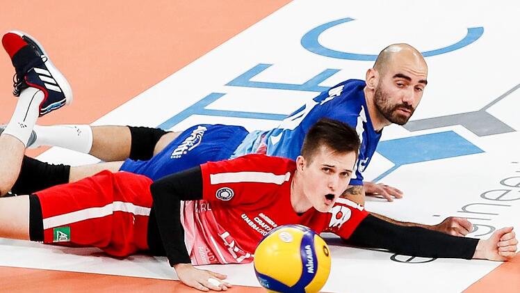 Der doppelte Rettungsversuch von Tobias Werner (in Rot) und Carlos "Kadu" Antony hat gegen Frankfurt nichts genutzt: Zur Premiere in der Brose Arena unterlagen die Heitec Volleys mit 1:3.Daniel L&ouml;b