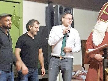 Bei seiner Weihnachtsfeier ehrte der FC Knetzgau seine Fu&szlig;baller Khalil Hosni und Zaher Msallati (von links) f&uuml;r ihren Erfolg in Sachen Sport und Integration. Foto: privat