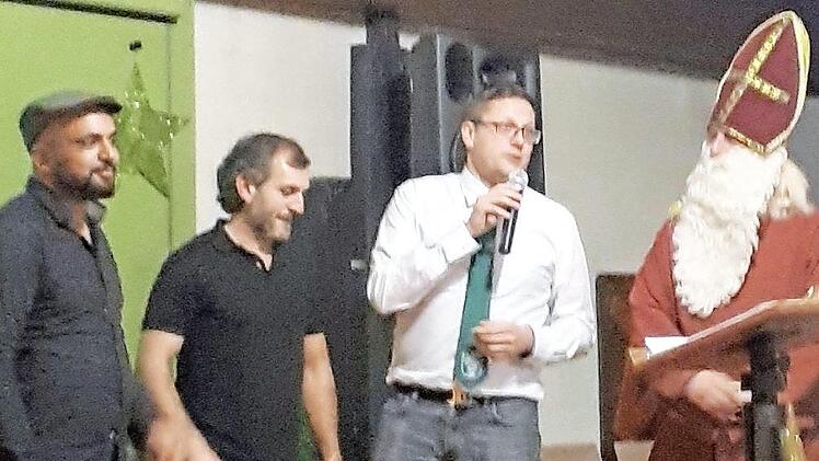 Bei seiner Weihnachtsfeier ehrte der FC Knetzgau seine Fu&szlig;baller Khalil Hosni und Zaher Msallati (von links) f&uuml;r ihren Erfolg in Sachen Sport und Integration. Foto: privat