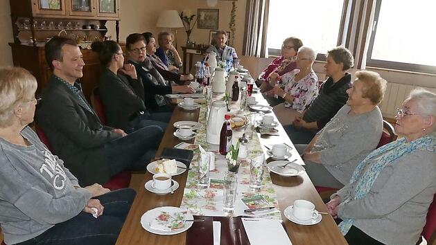 Projektleiterin Diana K&ouml;tzinger traf die Frauen des B&uuml;rgercaf&eacute;s Streitberg-Niederfellendorf. Sie w&uuml;nschen sich ein Gasthaus und den Erhalt des Streitberger Bads. Foto: Paul P&ouml;hlmann