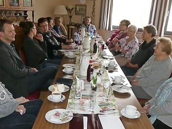 Projektleiterin Diana Kötzinger traf die Frauen des Bürgercafés Streitberg-Niederfellendorf. Sie wünschen sich ein Gasthaus und den Erhalt des Streitberger Bads. Foto: Paul Pöhlmann