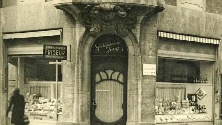 Die auffälligste Veränderung von außen war wohl die Eingangstüre: So sah die Schokoladenecke Jung vor dem Umbau 1957 aus.