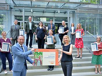 Umweltminister Thorsten Glauber überreicht das Qualitätssiegel für den Wildpark.