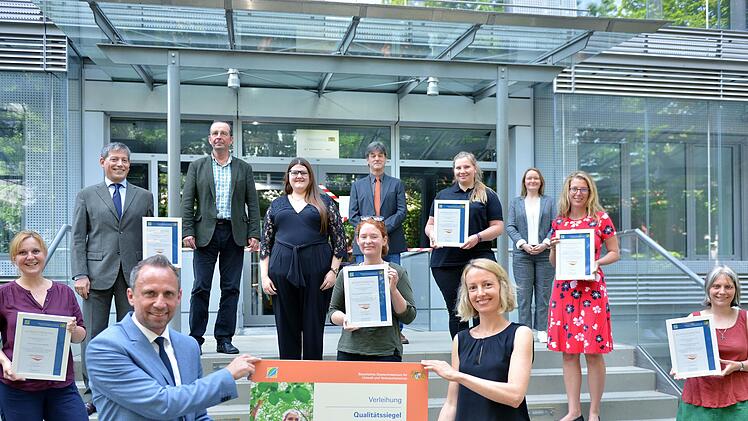 Umweltminister Thorsten Glauber überreicht das Qualitätssiegel für den Wildpark.