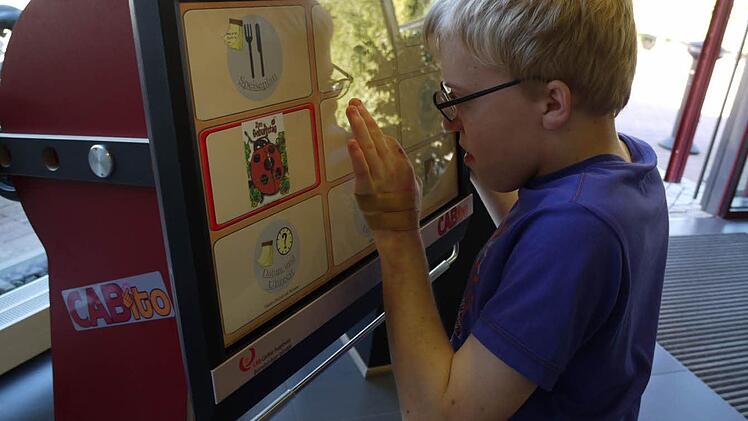 Auf einem Computer namens Cabito schaut Leo am liebsten einen Film über die Kickerproduktion in Gremsdorf an. Fotos: Pauline Lindner