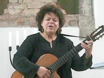 Mit Werken amerikanisch-jüdischer Musiker begeisterte die amerikanische Sänger- und Songwriterin Laura Wetzler ihr Publikum in der Kronacher Synagoge.  Foto: privat