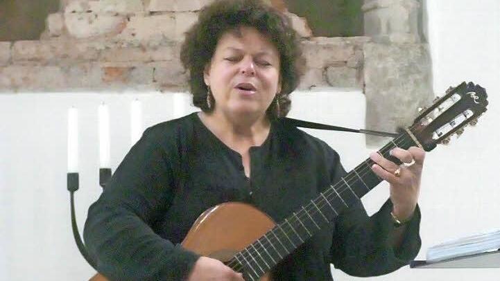 Mit Werken amerikanisch-jüdischer Musiker begeisterte die amerikanische Sänger- und Songwriterin Laura Wetzler ihr Publikum in der Kronacher Synagoge.  Foto: privat