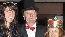 Bürgermeister Hans-Peter Laschka bei der Schlüssenübergabe an das Prinzenpaar