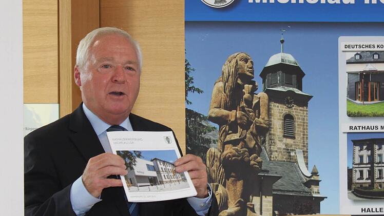Bürgermeister Helmut Fischer wies auf die eigens zur Rathauserweiterung aufgelegte Broschüre hin.