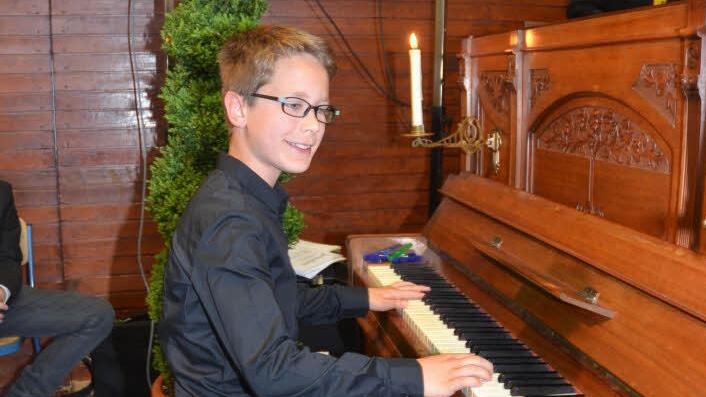 Sein großes Talent am Klavier stellte der zehnjährige Nico Neubauer unter Beweis und begeisterte die Zuhörer mit einem Solo. Foto: K.-H. Hofmann