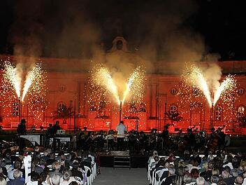 Der Marstall von Schloss Weissenstein bildete die Kulisse für ein großes Feuerwerk. Foto: Evi Seeger