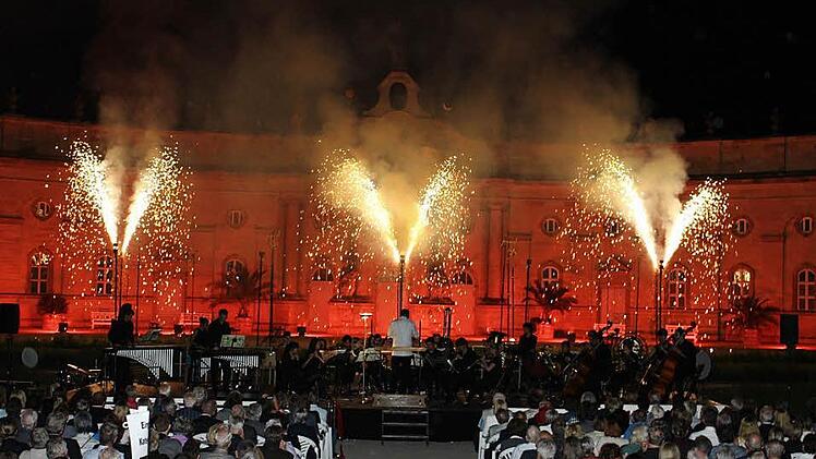 Der Marstall von Schloss Weissenstein bildete die Kulisse für ein großes Feuerwerk. Foto: Evi Seeger