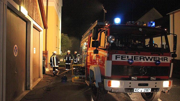 Die Feuerwehr Kronach war mit acht Fahrzeugen im Einsatz und leuchtete die Unglücksstelle aus.  Foto: Friedwald Schedel