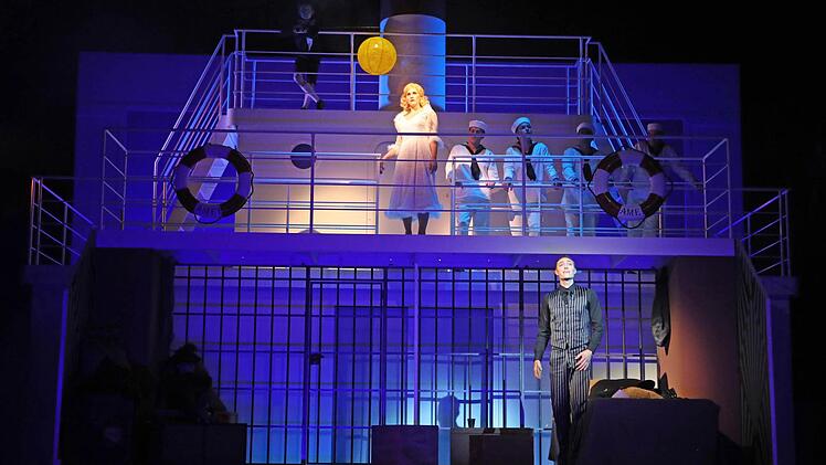 Schwungvolle Premiere: Reichlich Beifall gab es für die Neuinszenierung von "Anything Goes" am Landestheater Coburg. Foto: Henning Rosenbusch