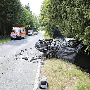 Frontalcrash in Oberfranken: Fahrer bei Unfall eingeklemmt und schwer verletzt
