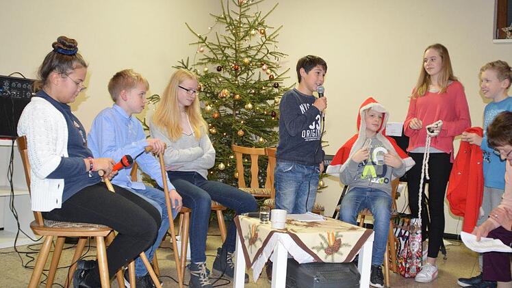 Das Theaterstück "Verschobenes Weihnachtsfest", einstudiert mit Brigitte Bieber. Annette Warmuth