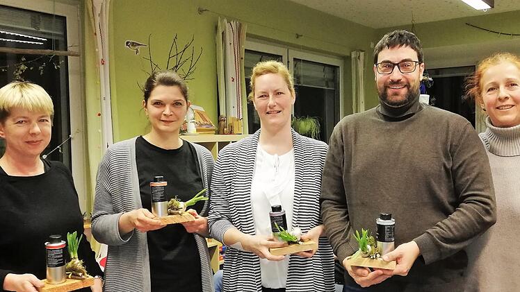 Kindergarten-Leiterin Christine Eberth-Booms (rechts) bedankte sich mit kleinem Abschiedsgeschenk beim bisherigen Vorstand (von links) Kathrin Stahl (Kassiererin), Stefanie Mahlmeister (2. Vorsitzende), Dörte Jentsch (1. Vorsitzende) und Holger Hammerl (Schriftführer). Foto: Sigismund von Dobschütz