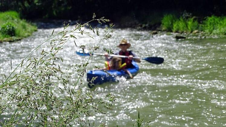 Wer die Fränkische Schweiz vom Wasser aus kennenlernen möchte, kann Fahrten auf der Wiesent_buchen. Foto: herzolife/infrankenpix