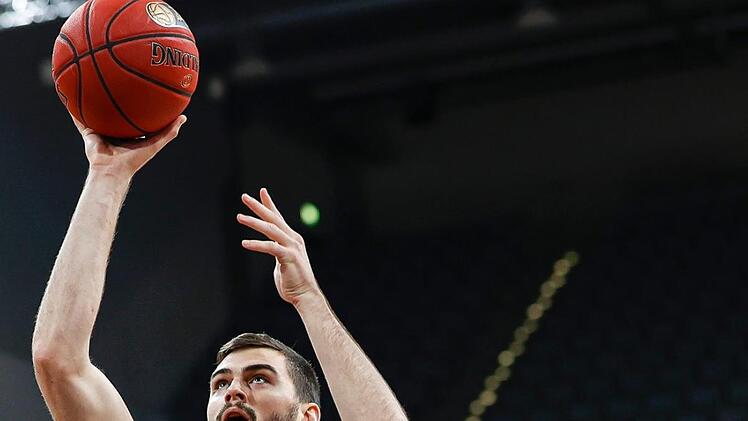Brose-Center David Kravish (links) erzielt zwei seiner 14 Punkte.  Dazu kamen acht Rebounds, und je zwei Ballgewinne und geblockte Würfe. Foto: Daniel Löb