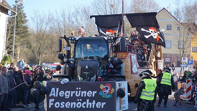 2019 eroberten die Sinnpiraten aus dem hessischen Altengronau beim Sinntaler Faschingsumzug die Stra&szlig;en Zeitlofs. Corona war damals allenfalls nur als Biermarke bekannt. Archivfoto: Marion Eckert