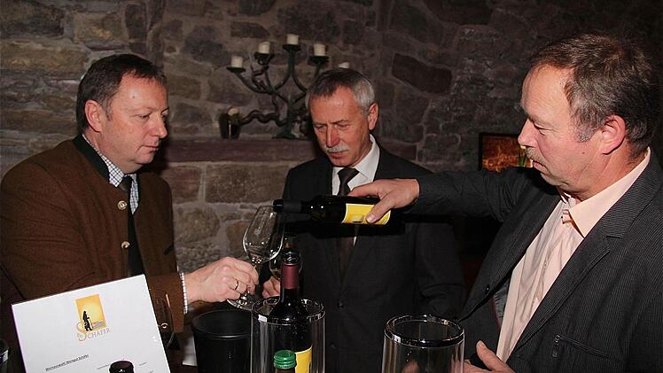 (V.l.): Thomas Bold und Ernst Stross ließen sich vom Winzer Klaus Schäfer reinen Wein einschenken.