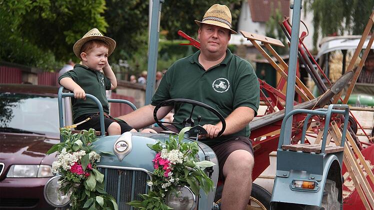 Für die Museums- und Landmaschinen-Freunde beim Zug dabei.
