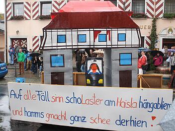 Beim Umzug wurden die Themen des Ortes aufgespießt.  Fotos: Sonja Werner