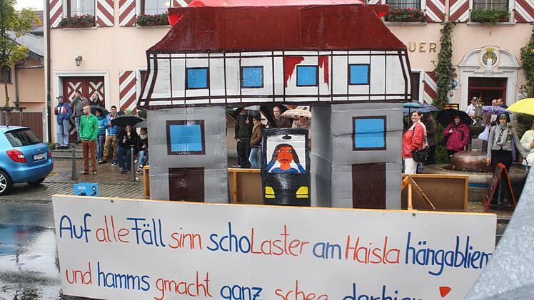 Beim Umzug wurden die Themen des Ortes aufgespießt.  Fotos: Sonja Werner