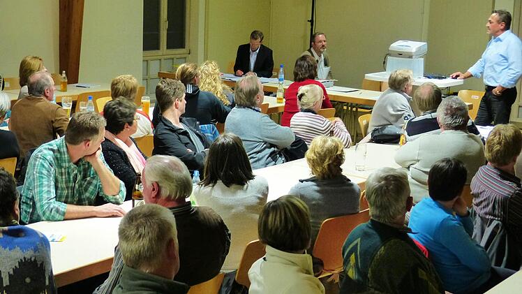 In Kleinmünster versammelten sich die Windrad-Gegner.  Foto: mw