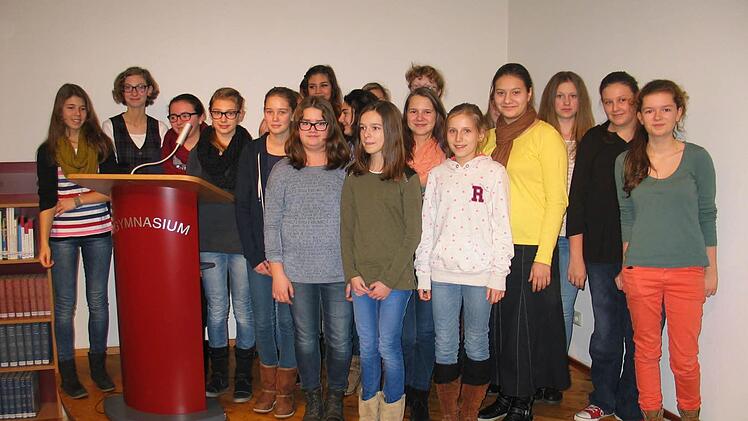 Die Mädchen vom Eichendorff-Gymnasium freuen sich über den Erfolg ihres Fairtrade-Projektes.