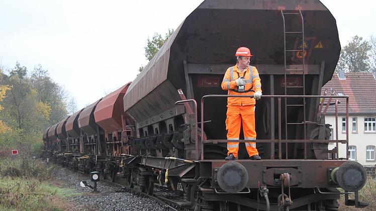 Auch Erich Lehnhardt (56) ist Beamter der Bundesbahn und macht ganz normal Dienst. Foto: Sonja Adam