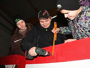 Maximilian Bott, Maurice Vogler und Marco Leitschuh (von links) arbeiten mit Eifer und Hochdruck am Motivwagen der Jugendfeuerwehr. Foto: Gerd Schaar