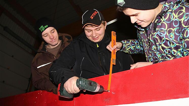 Maximilian Bott, Maurice Vogler und Marco Leitschuh (von links) arbeiten mit Eifer und Hochdruck am Motivwagen der Jugendfeuerwehr. Foto: Gerd Schaar
