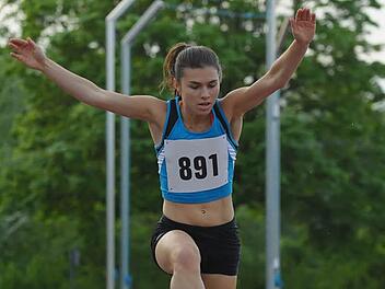 Das Abendsportfest der LG Forchheim fand für Babinja Wirth noch in kleinem Rahmen statt. Das wird sich ändern, wenn die 20-Jährige am Sonntag, 26. Juli, im Nürnberger Grundig-Stadion startet. Foto: Marcus Mehlich