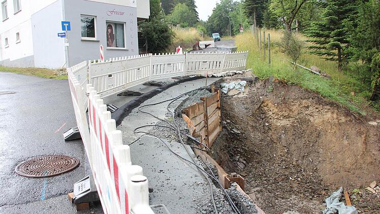 Stützmauerbau in Steinberg. Im Hintergrund das Haus, dessen Eck bis an die Straße reicht. Rechts davon sollte ein Gehweg entstehen.  Foto: Friedwald Schedel