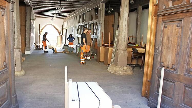 Mit Handkarren und Radlader sind die Bauhof-Mitarbeiter beim Auszug aus dem Rathaus am Werkeln. Foto: Ralf Kestel