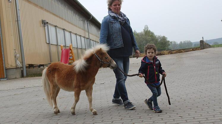 Sibylle Scheer begleitet Anna und Elvis.Foto: Anette Schreiber