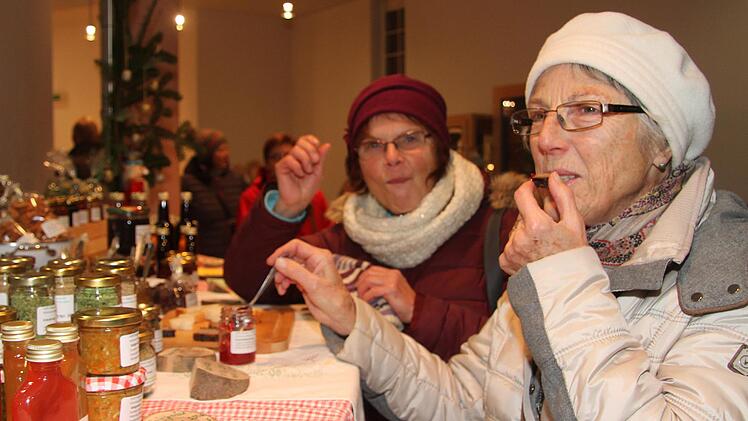Auf dem Weihnachtsmarkt präsentierte Kräuterpädagogin Edith Wagner Leckeres.