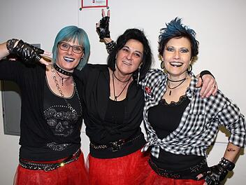 Sichtlich Spaß am Wachenrother Weiberfasching in der Aischtalhalle hatten diese Rockladys.Evi Seeger