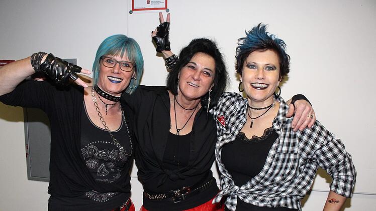 Sichtlich Spaß am Wachenrother Weiberfasching in der Aischtalhalle hatten diese Rockladys.Evi Seeger