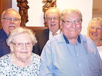 Das Jubelpaar Betty und Josef Seitz mit den Gratulanten Foto: dia
