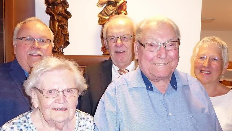 Das Jubelpaar Betty und Josef Seitz mit den Gratulanten Foto: dia