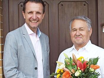 B&uuml;rgermeister Andreas H&uuml;gerich (links) gratulierte Heinz G&auml;rtner zu seinem 70. Geburtstag. Foto: Thieret