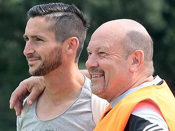 Nach f&uuml;nf Jahren bei anderen Vereinen spielt Erkan Esen (links) ab der Saison 2019/2020 wieder f&uuml;r den SV Pettstadt in der Kreisliga. Das Bild zeigt ihn bei seiner Verabschiedung nach der Landesliga-Saison 2014/2015 neben dem Pettstadter Urgestein Reiner Meth. sportpress/Archiv