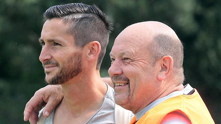 Nach f&uuml;nf Jahren bei anderen Vereinen spielt Erkan Esen (links) ab der Saison 2019/2020 wieder f&uuml;r den SV Pettstadt in der Kreisliga. Das Bild zeigt ihn bei seiner Verabschiedung nach der Landesliga-Saison 2014/2015 neben dem Pettstadter Urgestein Reiner Meth. sportpress/Archiv