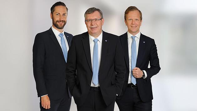 Bankdirektor Michael Lieb (Mitte) verabschiedete sich zum Jahreswechsel in den Ruhestand. Die Geschicke der Raiffeisen-Volksbank Bad Staffelstein werden seit dem 1. Januar von Christoph Bäumel (links) und Norbert Gellert (rechts) geleitet. Foto: privat