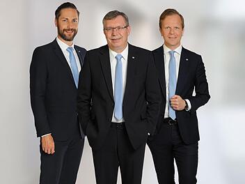 Bankdirektor Michael Lieb (Mitte) verabschiedete sich zum Jahreswechsel in den Ruhestand. Die Geschicke der Raiffeisen-Volksbank Bad Staffelstein werden seit dem 1. Januar von Christoph B&auml;umel (links) und Norbert Gellert (rechts) geleitet. Foto: privat