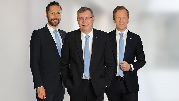 Bankdirektor Michael Lieb (Mitte) verabschiedete sich zum Jahreswechsel in den Ruhestand. Die Geschicke der Raiffeisen-Volksbank Bad Staffelstein werden seit dem 1. Januar von Christoph Bäumel (links) und Norbert Gellert (rechts) geleitet. Foto: privat