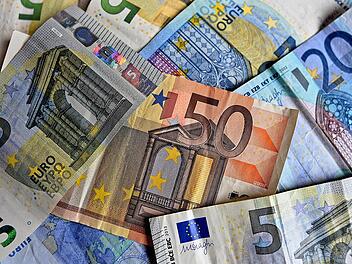 Immer mehr Berliner und Berlinerinnen erhalten anonyme Umschläge mit Geld.